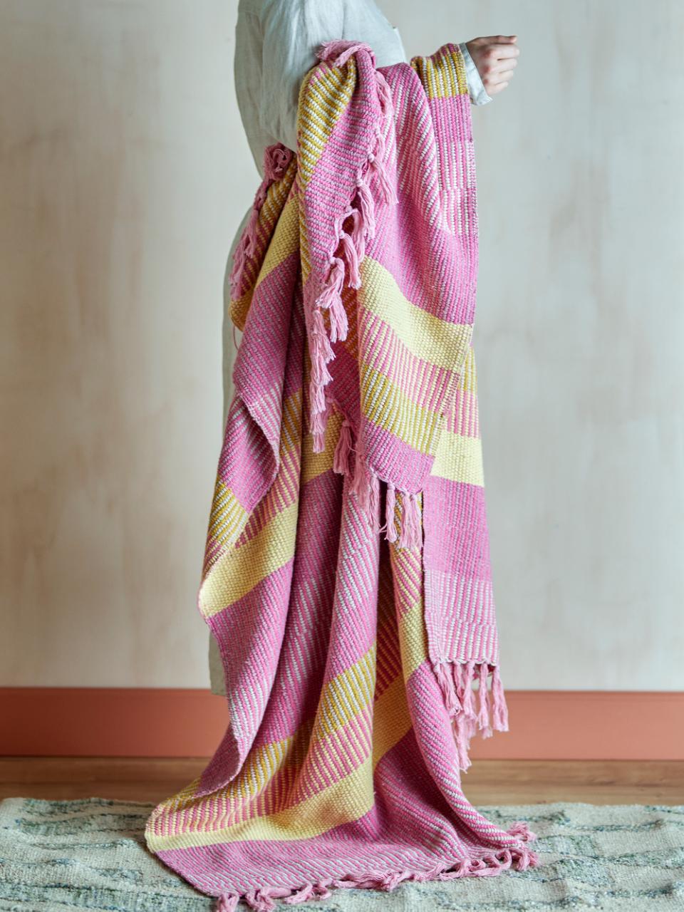 Isnel Recycled Throw - Pink